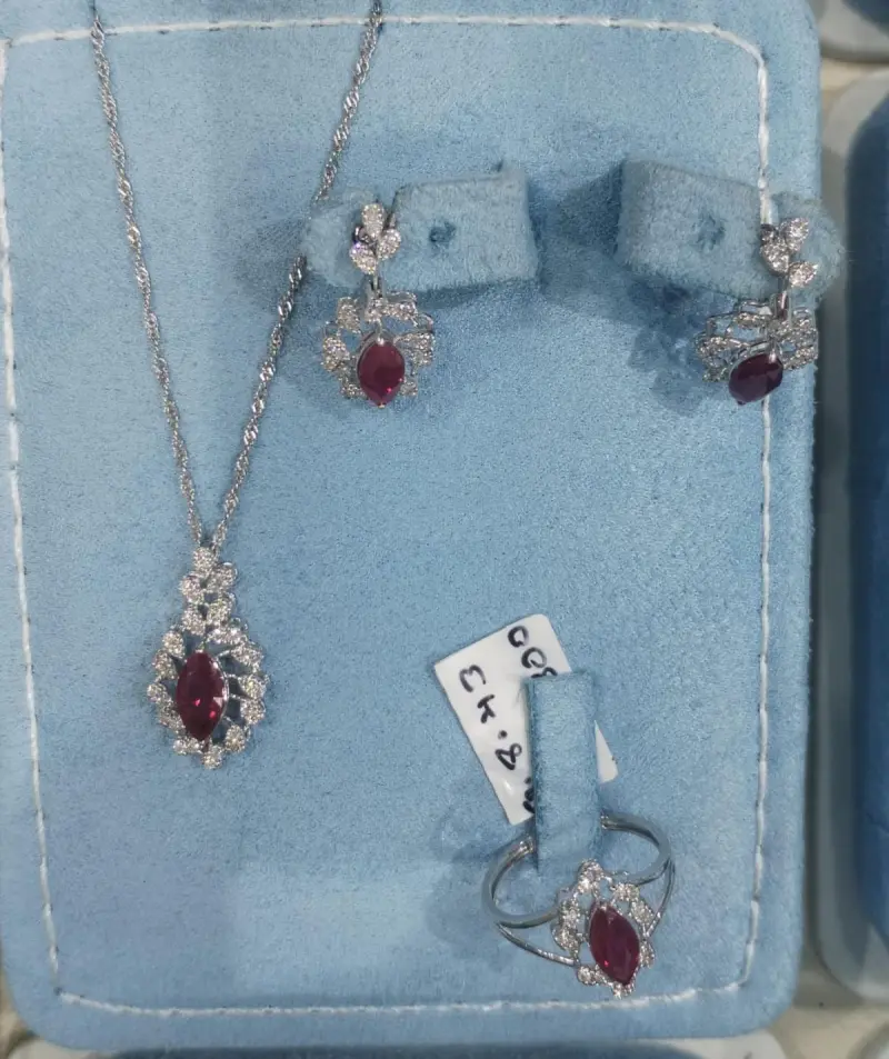 نص طقم الماس مع احجار ياقوت