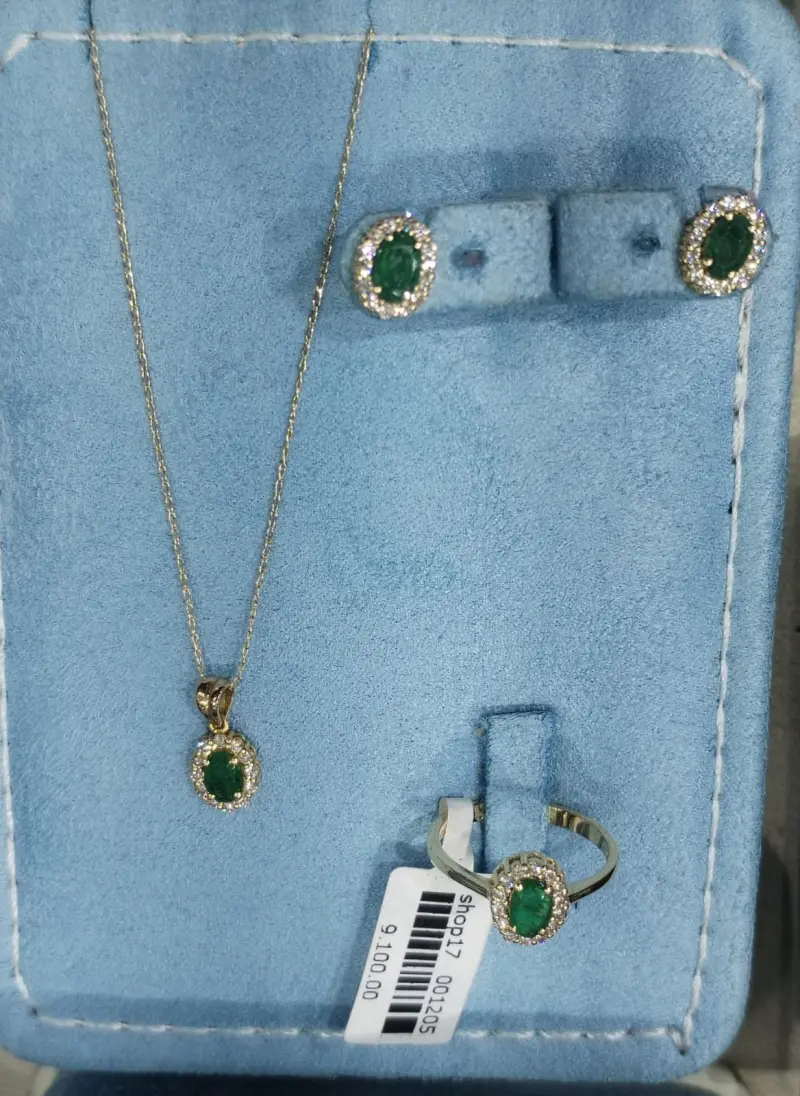 نص طقم الماس مع احجار زمرد