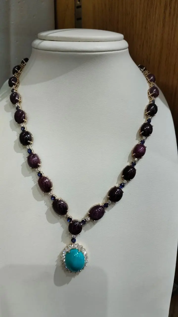 عقد فنتج الماس مع حجر الياقوت الكوشن