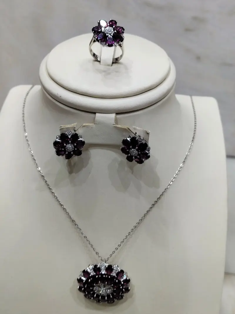 نص طقم الماس مع حجر الترملين