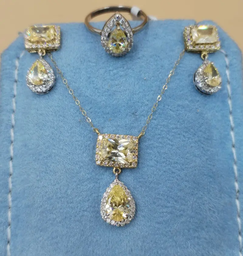 نص طقم الماس مع حجر الفانسي