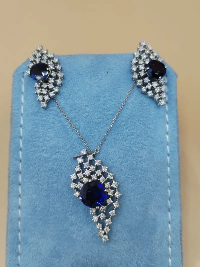 حلق وتعليقه الماس نظيف