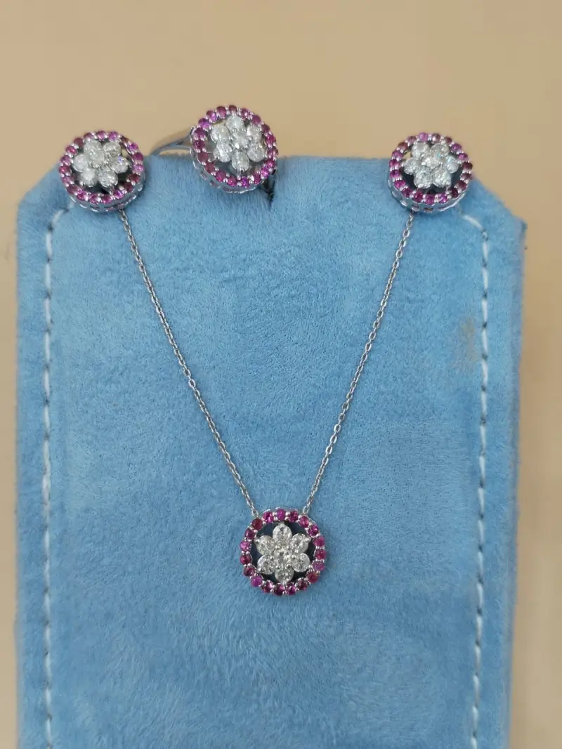 نص طقم الماس مع حجر الياقوت