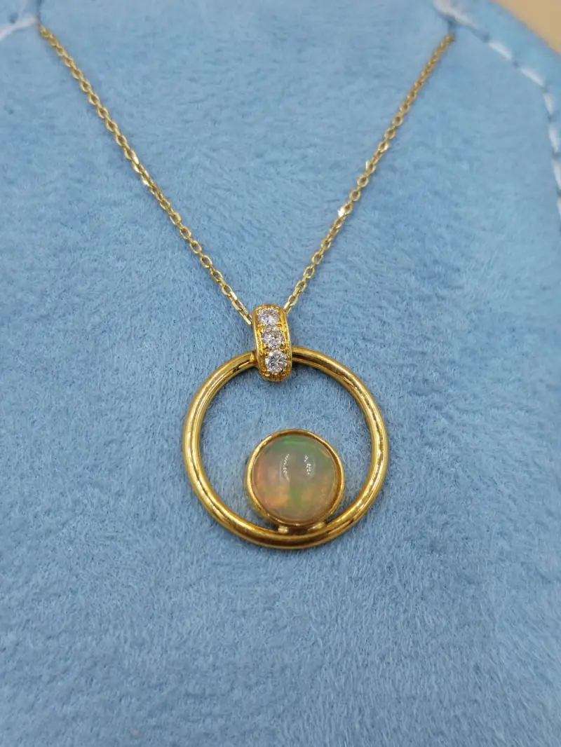 تعليقه الماس مع حجر الاوبل الطبيعي