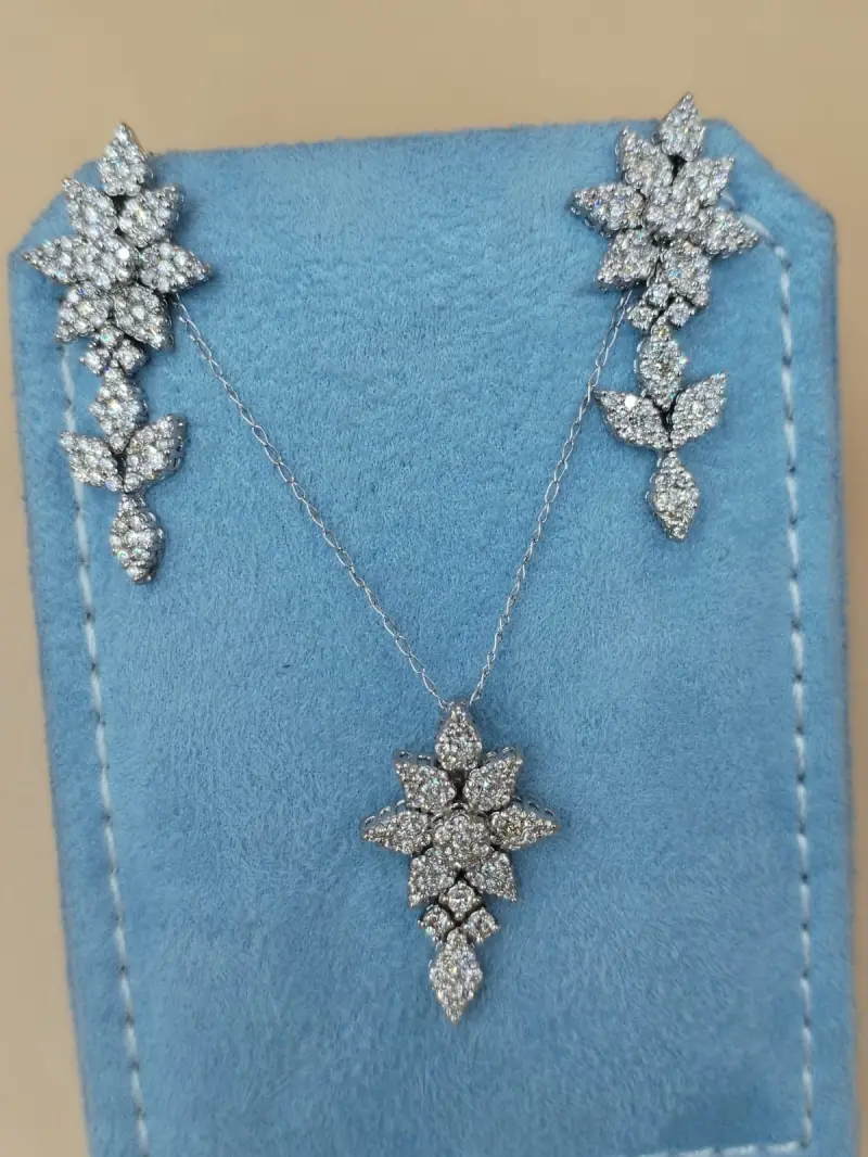 حلق وتعليقه الماس نظيف