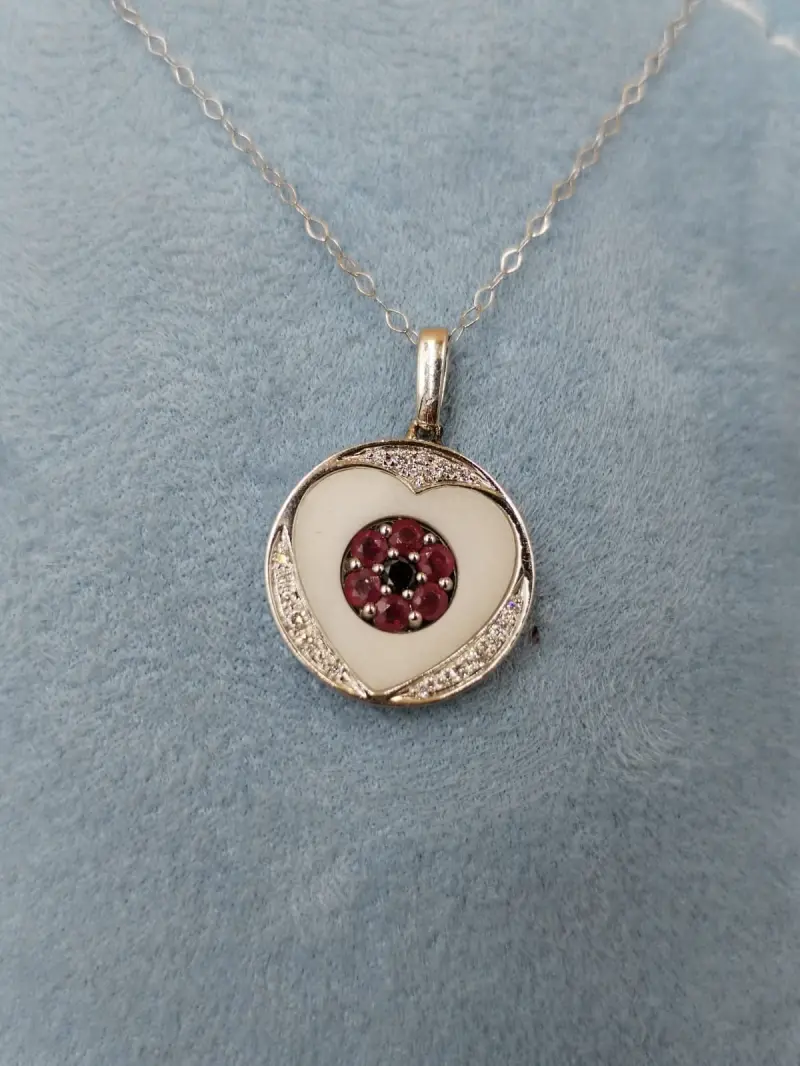 تعليقه مع حجر الياقوت والصدف