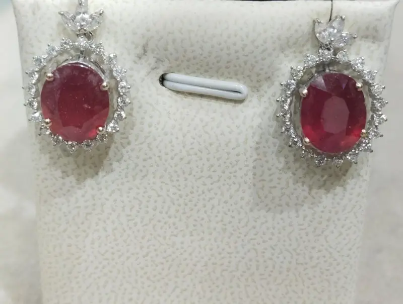 حلق الماس مع حجر الياقوت