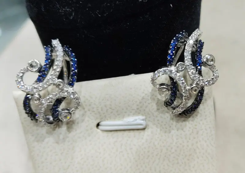 حلق الماس مع حجر الزفير